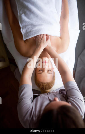 Vue de dessus de thérapeute de massage donnant à la femme à spa Banque D'Images