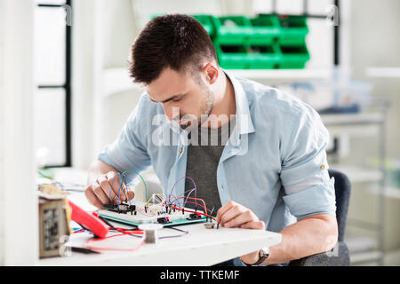 Circuit de câblage de l'ingénieur à table dans l'industrie électronique Banque D'Images