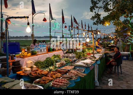 Restaurant en plein air le long du fleuve du Mékong sur Quai Fa Ngum au crépuscule, Vientiane, Laos, Asie du sud-est Banque D'Images