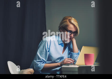 femme d'affaires utilisant un ordinateur portable au bureau dans le bureau à domicile Banque D'Images