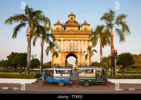 Tuk-tuks garée devant le Monument de la victoire de Patuxai (Arc de Triomphe de Vientiane), Vientiane, Laos, Asie du sud-est Banque D'Images