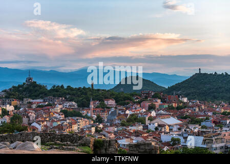 Coucher du soleil sur l'été de la ville de Plovdiv, en Bulgarie. Capitale européenne de la culture 2019 et la plus vieille ville en vie en Europe. Photo de l'une des collines Banque D'Images