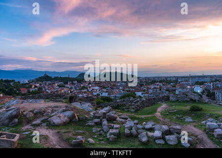 Coucher du soleil sur l'été de la ville de Plovdiv, en Bulgarie. Capitale européenne de la culture 2019 et la plus vieille ville en vie en Europe. Photo de l'une des collines Banque D'Images