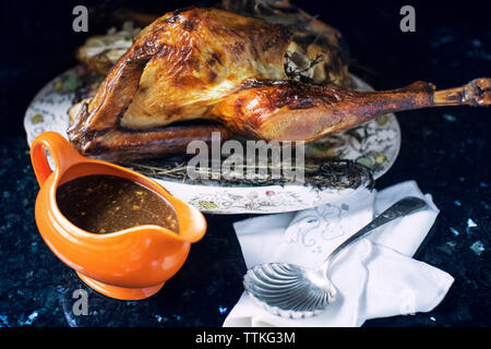 Du poulet servi sur une assiette avec la sauce sur la table Banque D'Images