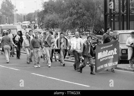 Une contre-manifestation mars dans l'Est de Londres, en Angleterre, par Lewisham militant socialiste partisans, marcher contre le BNP, British National Party, un parti politique d'extrême droite actif à partir de 1982 et jusqu'à aujourd'hui. Banque D'Images