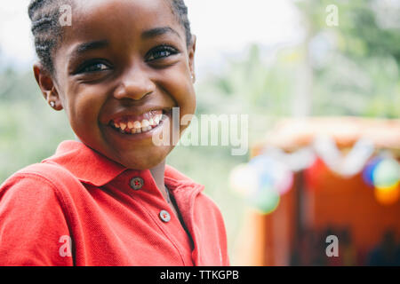 Portrait of cute African girl smiling outdoors Banque D'Images