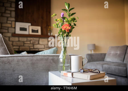 Vase de fleurs sur table dans la salle de séjour Banque D'Images