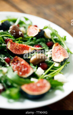 Close-up de salade servi dans la plaque sur la table Banque D'Images