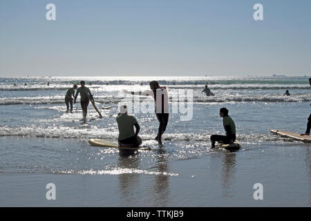 Un instructeur de surf surf démontre postures pour jeunes apprendre à surfer sur la plage de Matosinhos Porto Portugal Europe UE KATHY DEWITT Banque D'Images