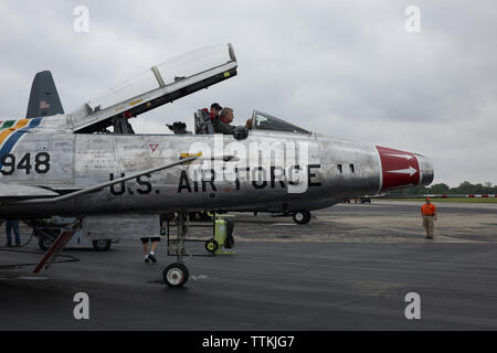 Le pilote d'une antique Guerre froide F-100F Super Sabre se prépare à un vol à l'Airshow de Fort Wayne Indiana tenue à l'Air National Guard Base. Banque D'Images