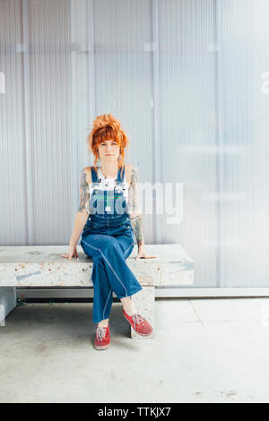 Portrait de l'artiste assis sur son fauteuil en studio Banque D'Images