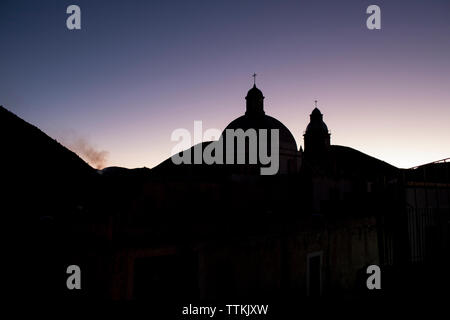 Low angle view of church silhouette contre le ciel au coucher du soleil Banque D'Images