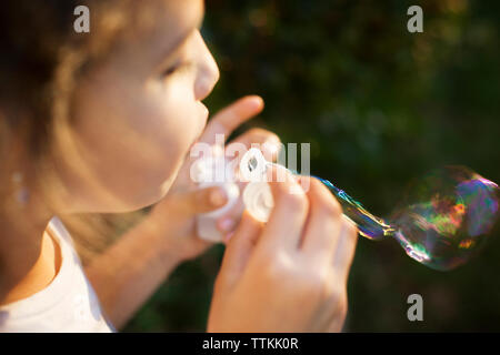 Close-up of girl faire des bulles sur le terrain Banque D'Images