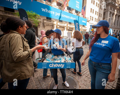 Par contre les travailleurs à des cookies en face de la Bourse de New York décorée pour le premier jour de négociation pour l'e-commerce de produits pour animaux de compagnie gommeux sur Vendredi, 14 juin, 2019. Chewy est un détaillant en ligne des fournitures pour animaux domestiques. (© Richard B. Levine) Banque D'Images