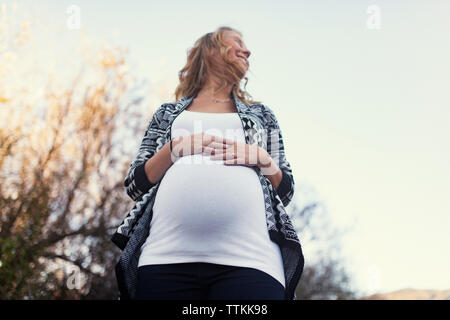 Low angle view of pregnant woman against clear sky Banque D'Images