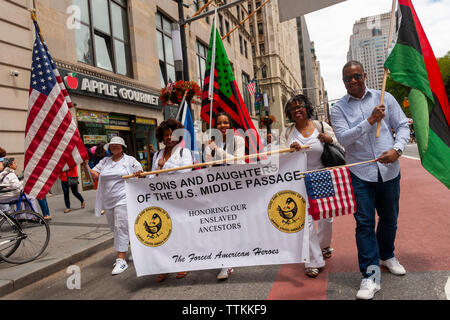 Fils et Filles de la traversée des États-Unis en mars l'indicateur annuel Day Parade à New York vendredi, 14 juin, 2019, à partir de New York City Hall Park. Le Jour du drapeau a été créé par proclamation par le président Woodrow Wilson le 14 juin 1916 comme un jour férié honorant le drapeau de l'Amérique, mais ce n'est qu'en 1949 quand il est devenu le Jour du drapeau national. La maison de vacances honore le drapeau 1777 Résolution où les stars and stripes ont été officiellement adopté comme drapeau des États-Unis. (© Richard B. Levine) Banque D'Images