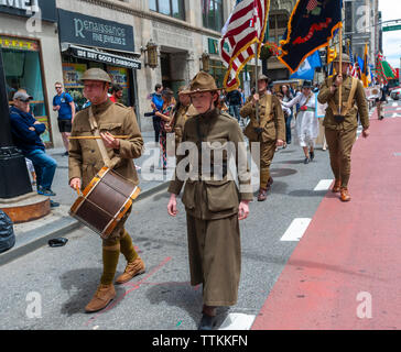 Les membres du groupe de reconstitution, la côte est, dans le rapport annuel mars Doughboys Flag Day Parade à New York vendredi, 14 juin, 2019, à partir de New York City Hall Park. Le Jour du drapeau a été créé par proclamation par le président Woodrow Wilson le 14 juin 1916 comme un jour férié honorant le drapeau de l'Amérique, mais ce n'est qu'en 1949 quand il est devenu le Jour du drapeau national. La maison de vacances honore le drapeau 1777 Résolution où les stars and stripes ont été officiellement adopté comme drapeau des États-Unis. (© Richard B. Levine) Banque D'Images