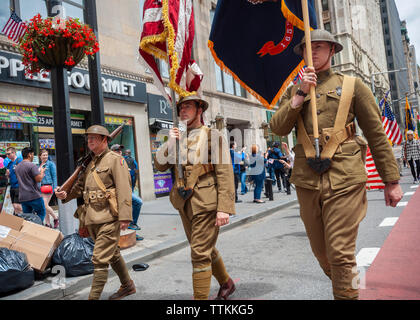 Les membres du groupe de reconstitution, la côte est, dans le rapport annuel mars Doughboys Flag Day Parade à New York vendredi, 14 juin, 2019, à partir de New York City Hall Park. Le Jour du drapeau a été créé par proclamation par le président Woodrow Wilson le 14 juin 1916 comme un jour férié honorant le drapeau de l'Amérique, mais ce n'est qu'en 1949 quand il est devenu le Jour du drapeau national. La maison de vacances honore le drapeau 1777 Résolution où les stars and stripes ont été officiellement adopté comme drapeau des États-Unis. (© Richard B. Levine) Banque D'Images