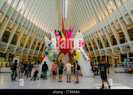 Dans la célébration de Stonewall 50 les visiteurs interagissent avec le "Live 4" sculpture amour dans l'Oculus du World Trade Center Transportation Hub à New York le samedi, Juin 15, 2019. Le 20 sculpture 1,50est décoré avec des symboles représentant la conception des questions importantes pour la communauté LGBTQ et sera affiché dans la Gay Pride Parade Stonewall 50 plus tard dans le mois. (© Richard B. Levine) Banque D'Images