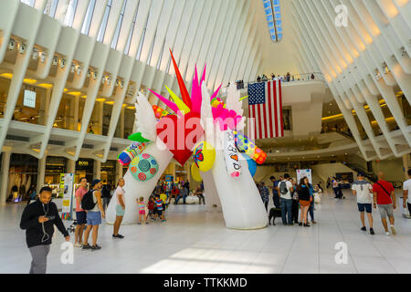 Dans la célébration de Stonewall 50 les visiteurs interagissent avec le "Live 4" sculpture amour dans l'Oculus du World Trade Center Transportation Hub à New York le samedi, Juin 15, 2019. Le 20 sculpture 1,50est décoré avec des symboles représentant la conception des questions importantes pour la communauté LGBTQ et sera affiché dans la Gay Pride Parade Stonewall 50 plus tard dans le mois. (© Richard B. Levine) Banque D'Images