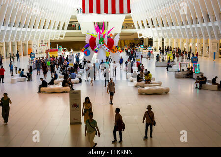 Dans la célébration de Stonewall 50 les visiteurs interagissent avec le "Live 4" sculpture amour dans l'Oculus du World Trade Center Transportation Hub à New York le samedi, Juin 15, 2019. Le 20 sculpture 1,50est décoré avec des symboles représentant la conception des questions importantes pour la communauté LGBTQ et sera affiché dans la Gay Pride Parade Stonewall 50 plus tard dans le mois. (© Richard B. Levine) Banque D'Images