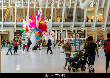 Dans la célébration de Stonewall 50 les visiteurs interagissent avec le "Live 4" sculpture amour dans l'Oculus du World Trade Center Transportation Hub à New York le samedi, Juin 15, 2019. Le 20 sculpture 1,50est décoré avec des symboles représentant la conception des questions importantes pour la communauté LGBTQ et sera affiché dans la Gay Pride Parade Stonewall 50 plus tard dans le mois. (© Richard B. Levine) Banque D'Images