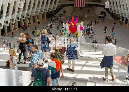 Dans la célébration de Stonewall 50 les visiteurs interagissent avec le "Live 4" sculpture amour dans l'Oculus du World Trade Center Transportation Hub à New York le samedi, Juin 15, 2019. Le 20 sculpture 1,50est décoré avec des symboles représentant la conception des questions importantes pour la communauté LGBTQ et sera affiché dans la Gay Pride Parade Stonewall 50 plus tard dans le mois. (© Richard B. Levine) Banque D'Images