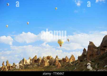 Low angle view of montgolfières sur la Cappadoce Banque D'Images