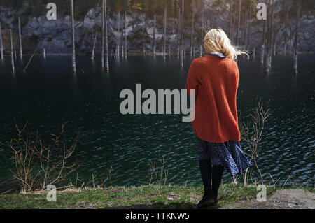 Femme à l'Kaindy Mountain Lake, au Kazakhstan Banque D'Images