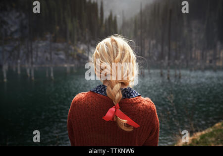 Femme à la tresse avec Kaindy Mountain Lake, au Kazakhstan Banque D'Images