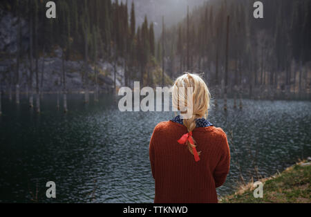 Femme à la tresse avec Kaindy Mountain Lake, au Kazakhstan Banque D'Images