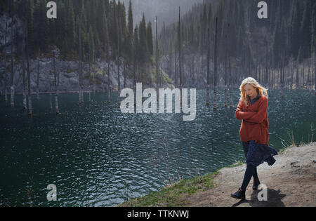 Femme heureuse au Kaindy Mountain Lake, au Kazakhstan Banque D'Images