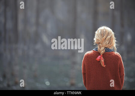 Femme à la tresse avec Kaindy Mountain Lake, au Kazakhstan Banque D'Images