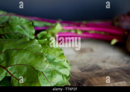 Close-up of beetroots sur table en bois Banque D'Images