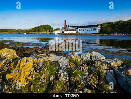 La Distillerie de Lagavulin de sur l'île d'Islay dans Hébrides intérieures de l'Écosse, Royaume-Uni Banque D'Images