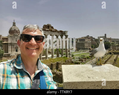 Touristiques de Rome avec selfies à seagull Forums Impériaux sur sunny day Banque D'Images