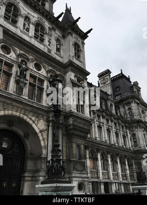 Vue en bas angle de l'hôtel de ville contre le ciel Banque D'Images