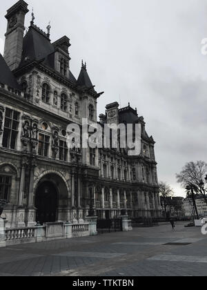 Vue en bas angle de l'hôtel de ville contre ciel nuageux Banque D'Images