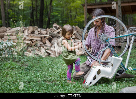 L'homme à la fille au niveau de pompage location in backyard Banque D'Images