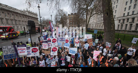 Whitehall, Londres, Royaume-Uni. 9 janvier, 2016. Plusieurs milliers d'étudiants en soins infirmiers, les médecins, le personnel médical et les supporters en mars à Whitehall centr Banque D'Images