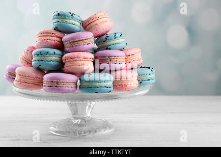 Délicieux macarons sur le stand on wooden table Banque D'Images