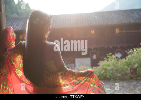 Femme avec de longs cheveux tenue debout foulard Banque D'Images