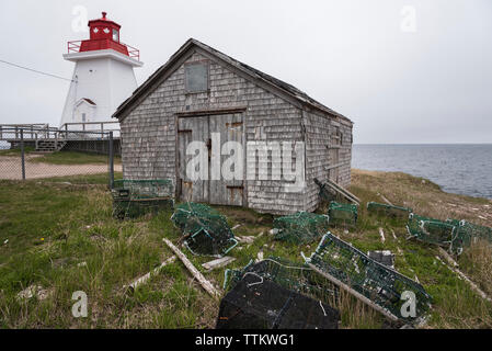 Les casiers à homards, de la pêche, de la protection et de Phare à Neil's Harbour, île du Cap-Breton, Nouvelle-Écosse Banque D'Images