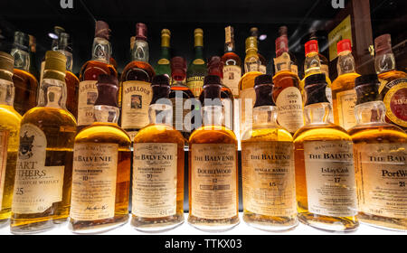 Détail de vieux scotch whisky bouteilles sur l'affichage à l'expérience du whisky dans le centre d'Édimbourg, Écosse, Royaume-Uni Banque D'Images