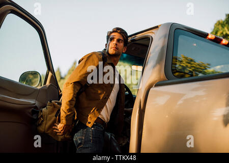 L'homme à l'écart lors de l'ouverture de camion pick-up Banque D'Images