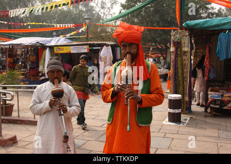 Charmeur de serpent jouant pungi, Dilli Haat, New Delhi, Inde Banque D'Images