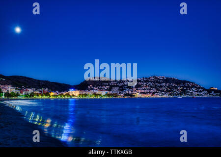 Pleine lune sur la plage de Roses Espagne Banque D'Images