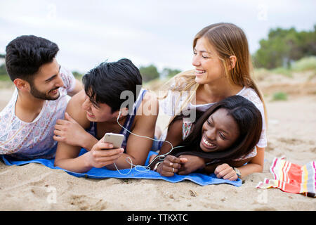 Multi-ethnique ludique friends on beach Banque D'Images