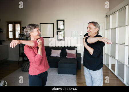 Cheerful senior couple exercising at home Banque D'Images