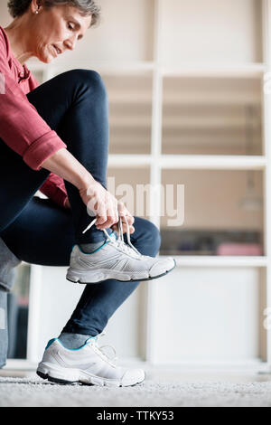 Vue latérale du young woman wearing sports service à la maison Banque D'Images